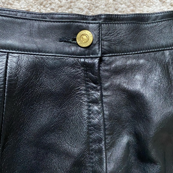 St. John black leather mini skirt • Vintage • Size 6 - Picture 4 of 9